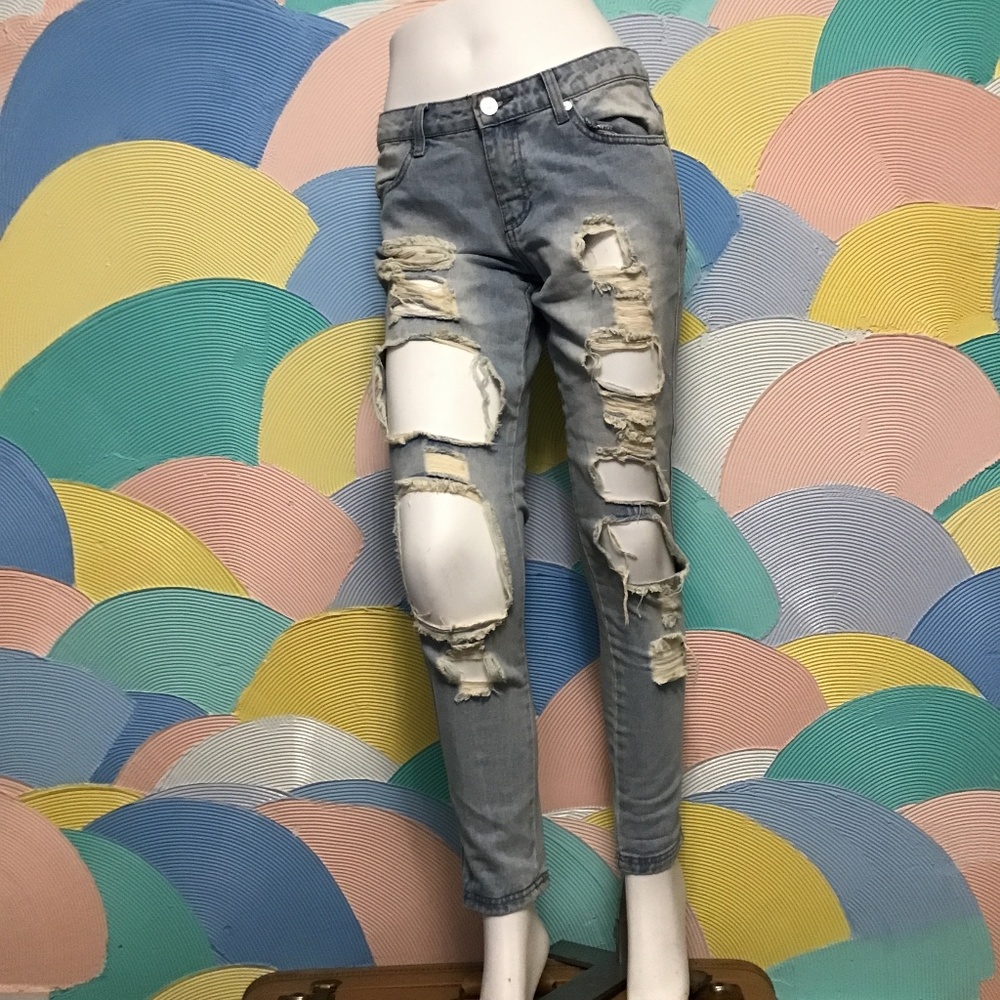 Distressed Light-wash straight leg jean size 5